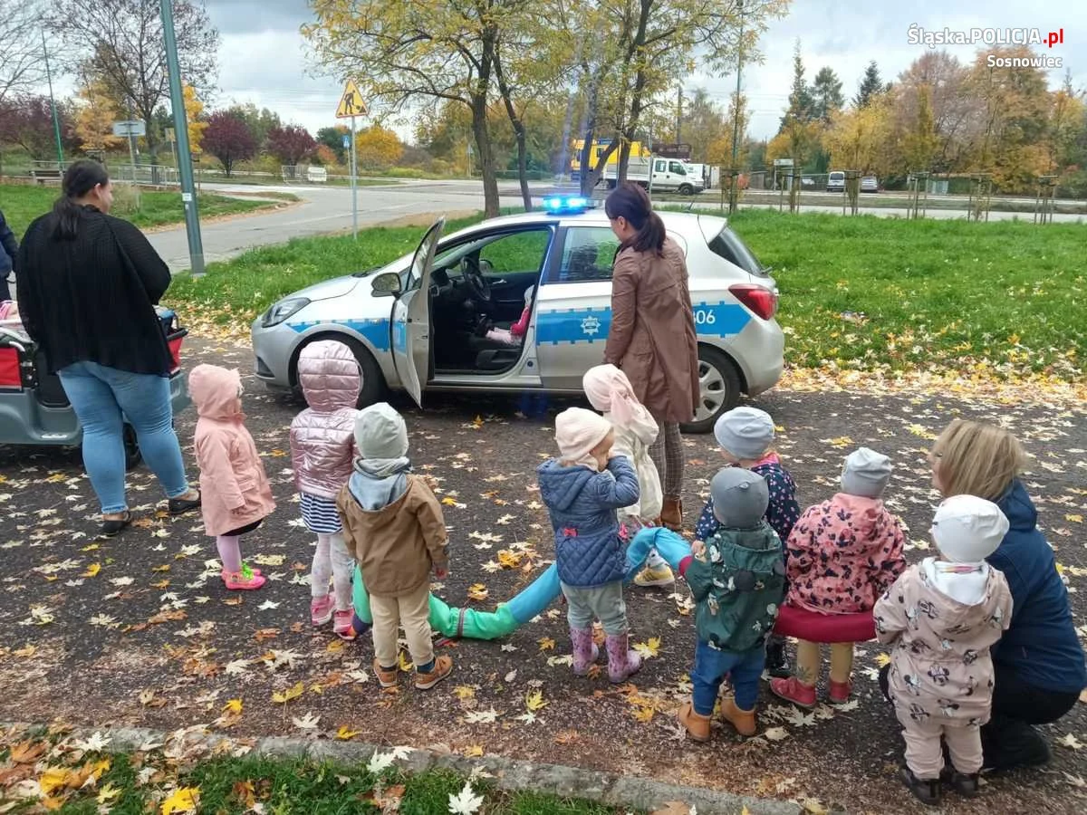 Dzielnicowi z maluchami o bezpiecznym dziecku