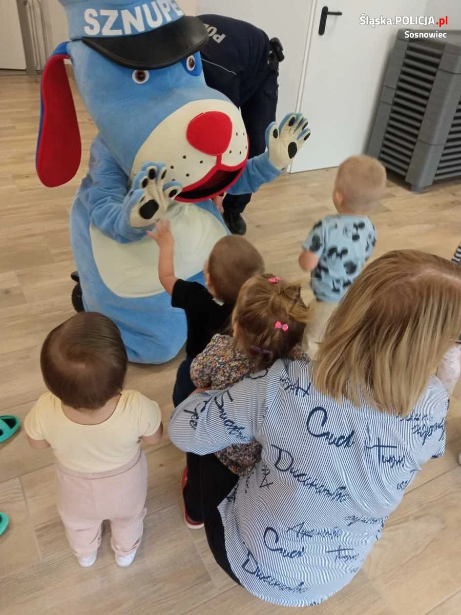 Dzielnicowi z maluchami o bezpiecznym dziecku
