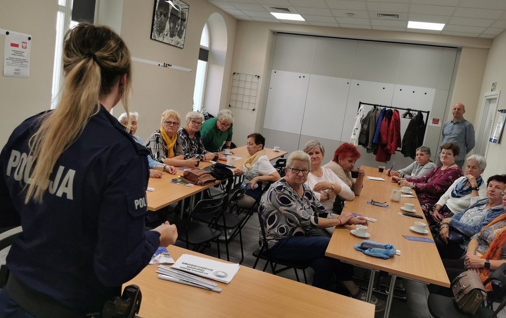 Mikołowscy seniorzy poznali metody działania oszustów. Policja z ważną akcją społeczną