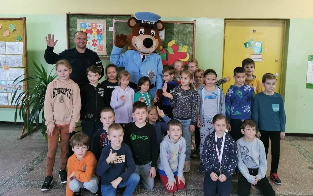 Dzielnicowi uczyli dzieci jak unikać zagrożeń. Pomagał sierżant Hektor