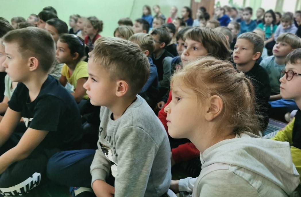 Dzielnicowi uczyli dzieci jak unikać zagrożeń. Pomagał sierżant Hektor