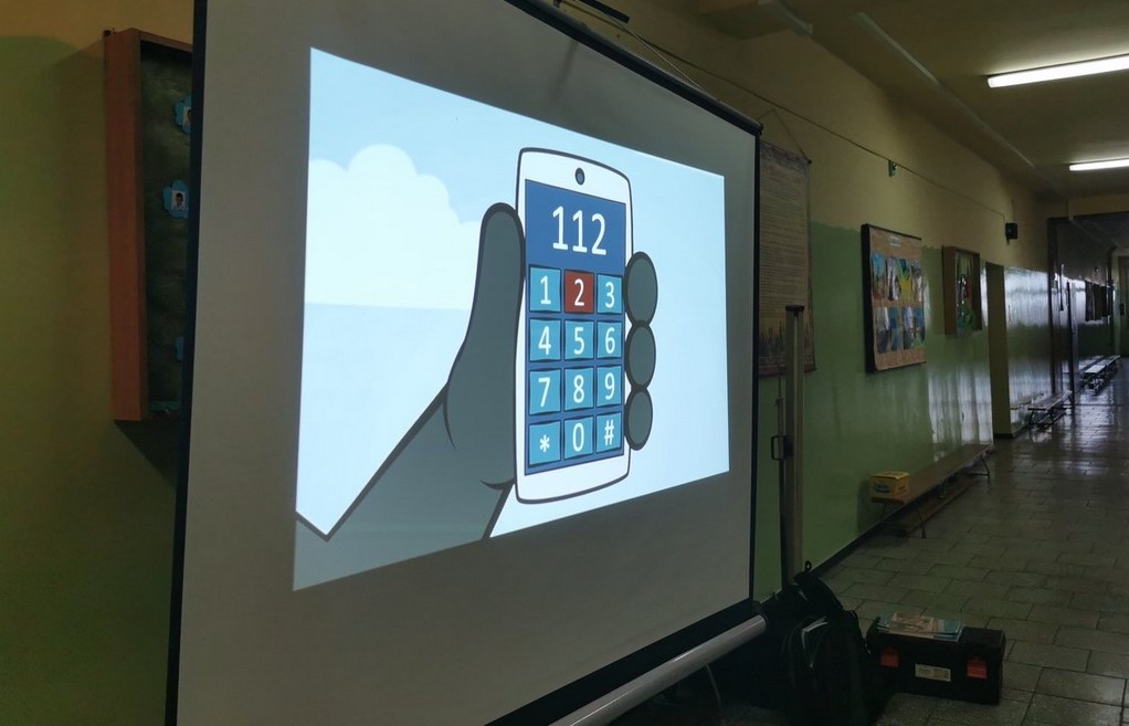 Dzielnicowi uczyli dzieci jak unikać zagrożeń. Pomagał sierżant Hektor