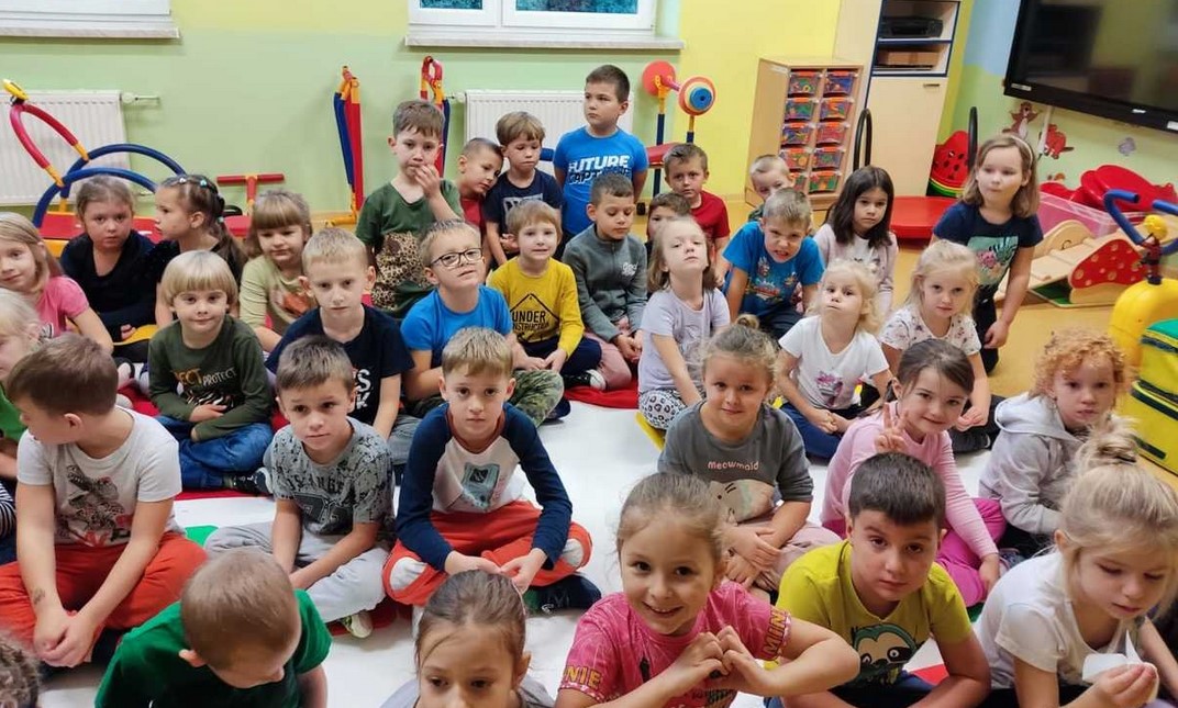 Dzielnicowi uczyli dzieci jak unikać zagrożeń. Pomagał sierżant Hektor