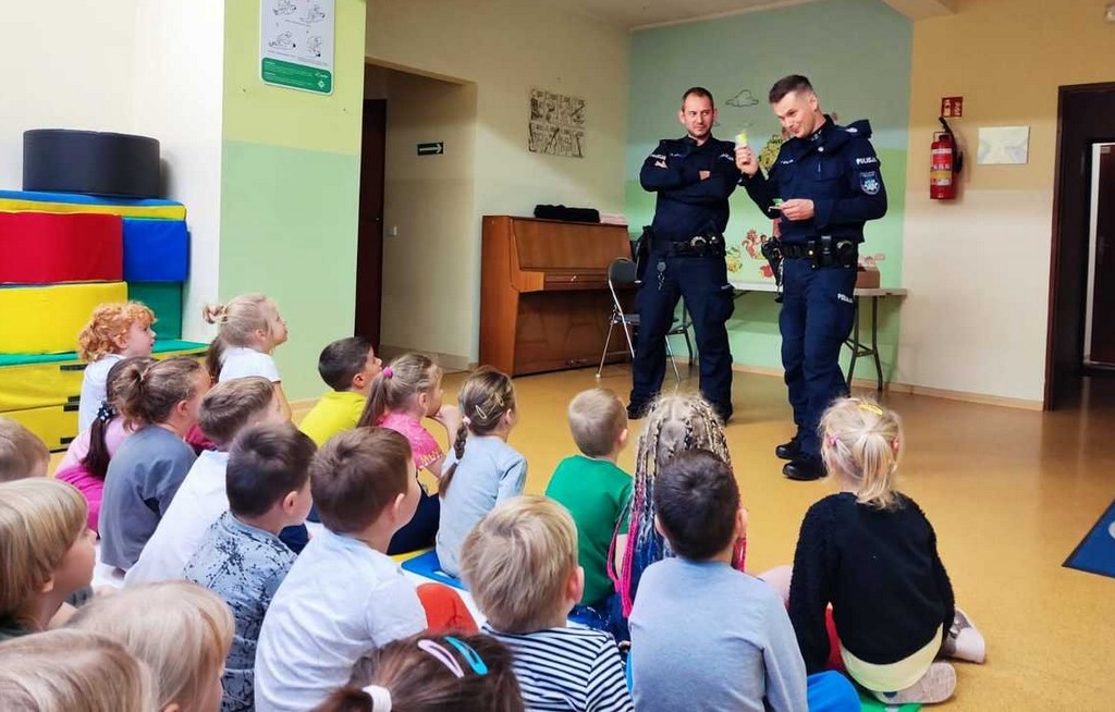Dzielnicowi uczyli dzieci jak unikać zagrożeń. Pomagał sierżant Hektor