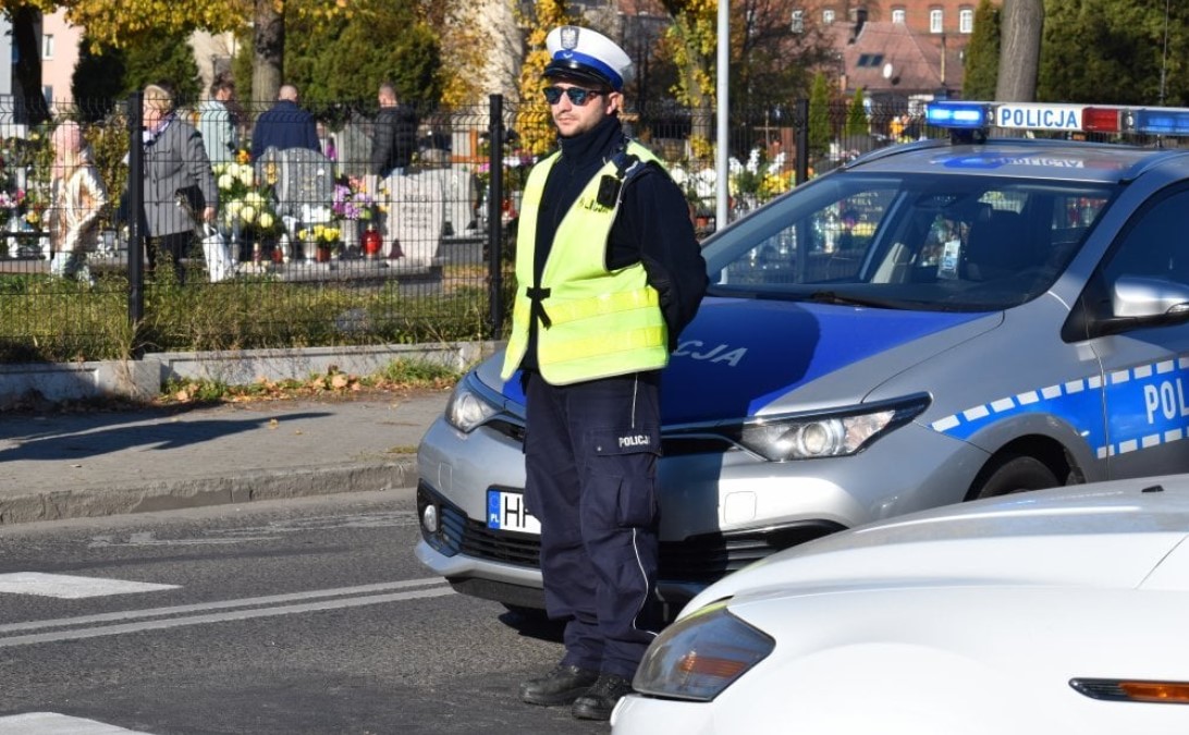 Wszystkich Świętych 2022: Od piątku zmiana organizacji ruchu przy cmentarzach