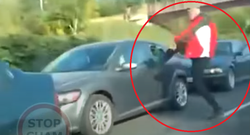 Agresywny kierowca na DTŚ. Mężczyzna wpadł w szał i zdemolował samochód! [FILM]