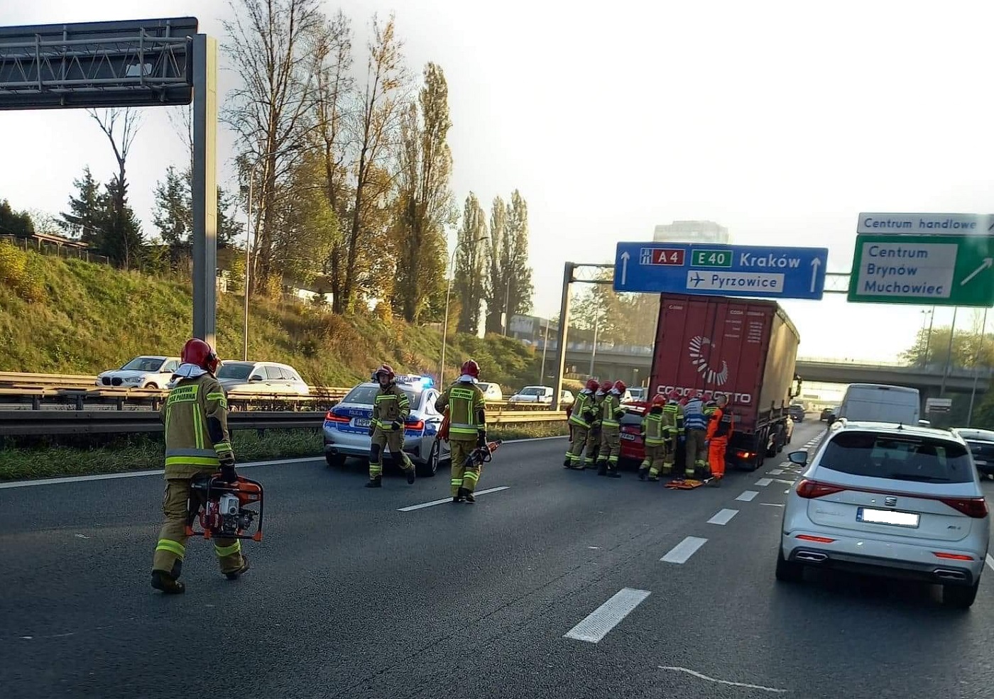 Samochód osobowy wjechał w ciężarówkę. Duże utrudnienia drogowe na autostradzie A4!