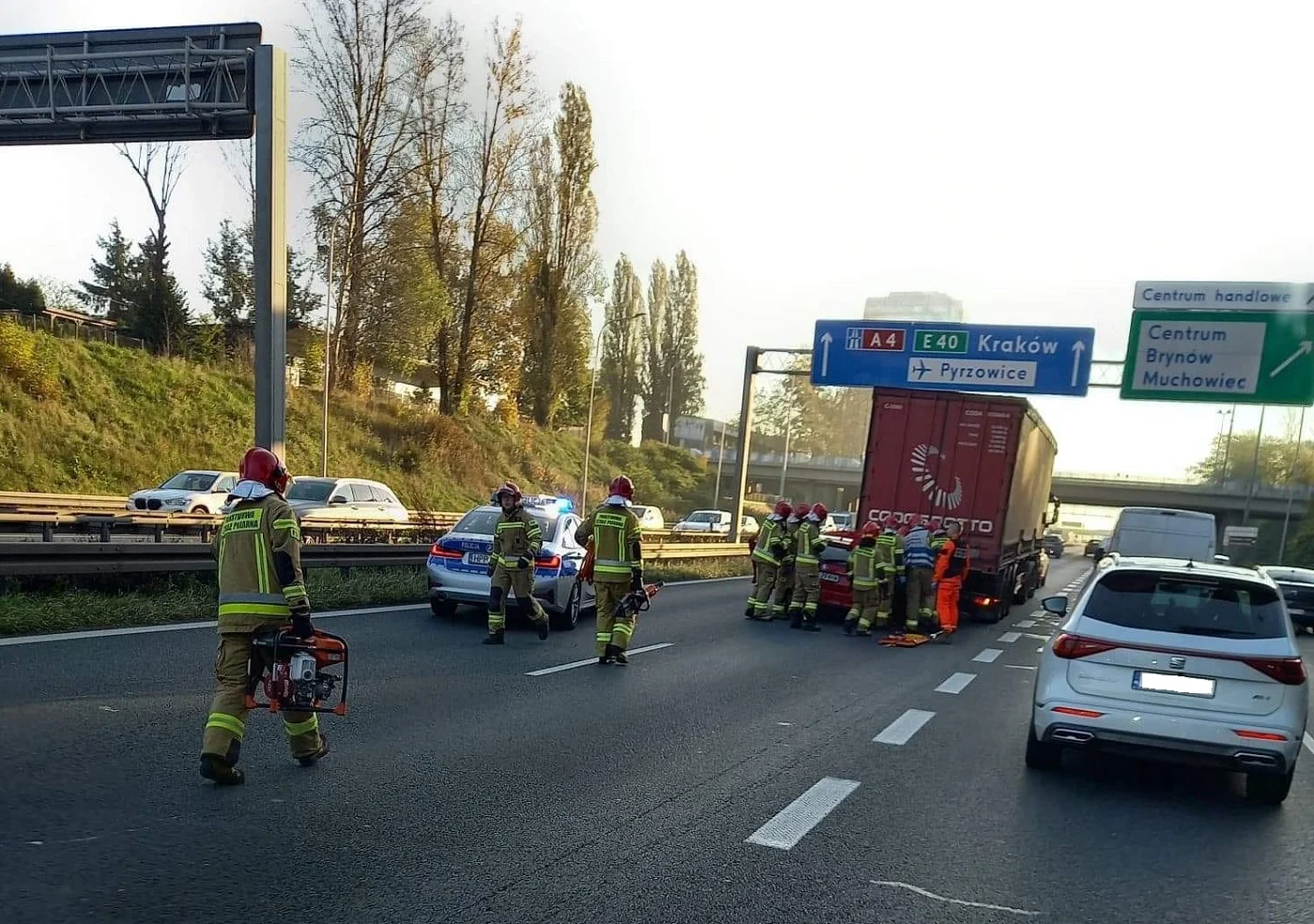 Samochód osobowy wjechał w ciężarówkę. Duże utrudnienia drogowe na autostradzie A4!