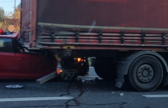 Samochód osobowy wjechał w ciężarówkę. Duże utrudnienia drogowe na autostradzie A4!