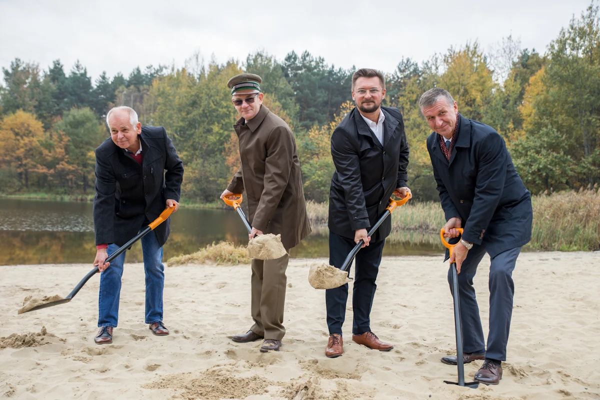 Symboliczne wbicie pierwszej łopaty rozpoczyna modernizację Stargańca