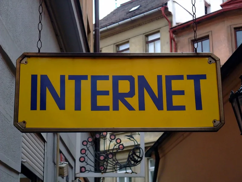 Jaka jest różnica między pasmem internetowym 2,4 Ghz i 5 Ghz?