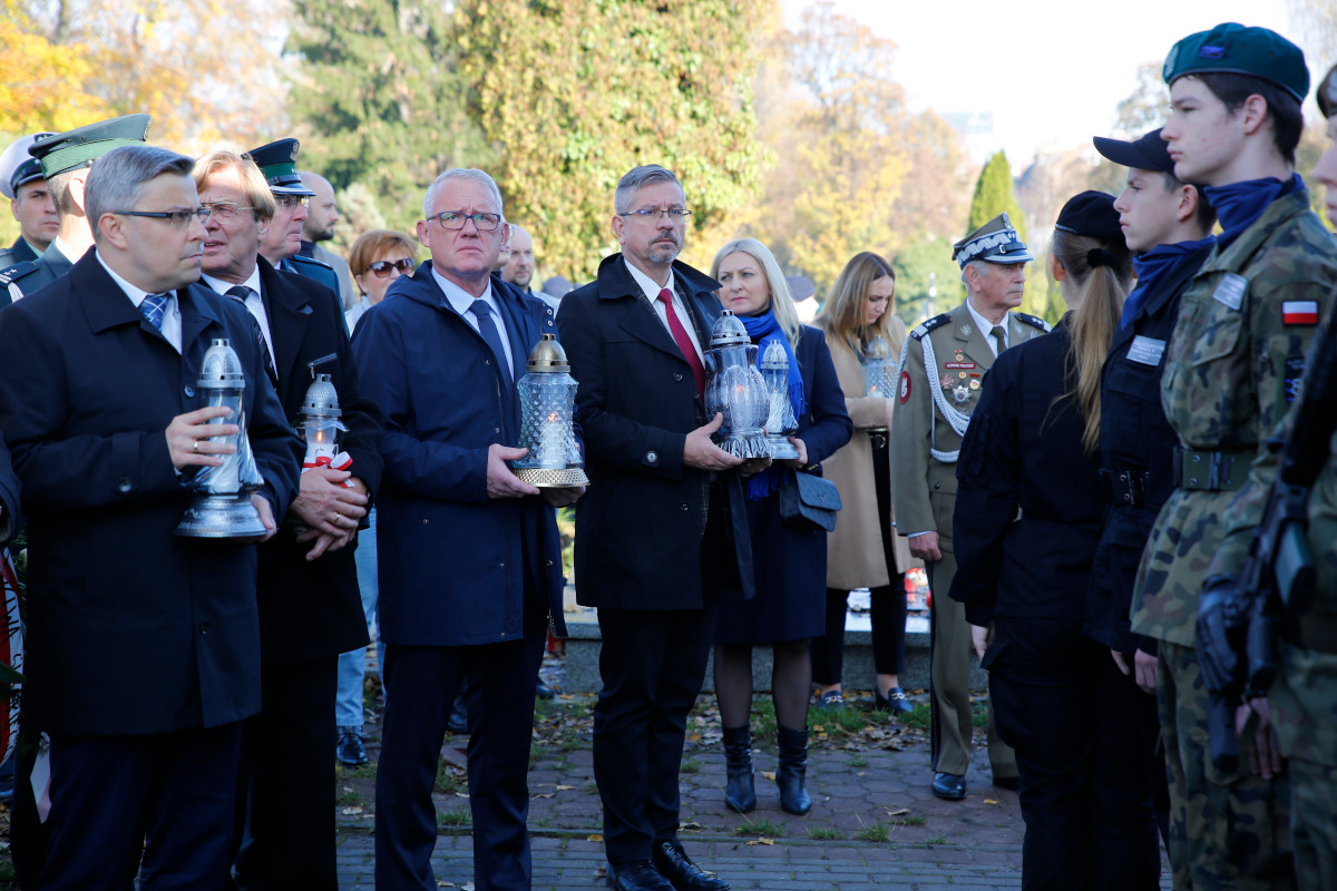 Z okazji Wszystkich Świętych władze miasta odwiedziły groby zasłużonych Ślązaków