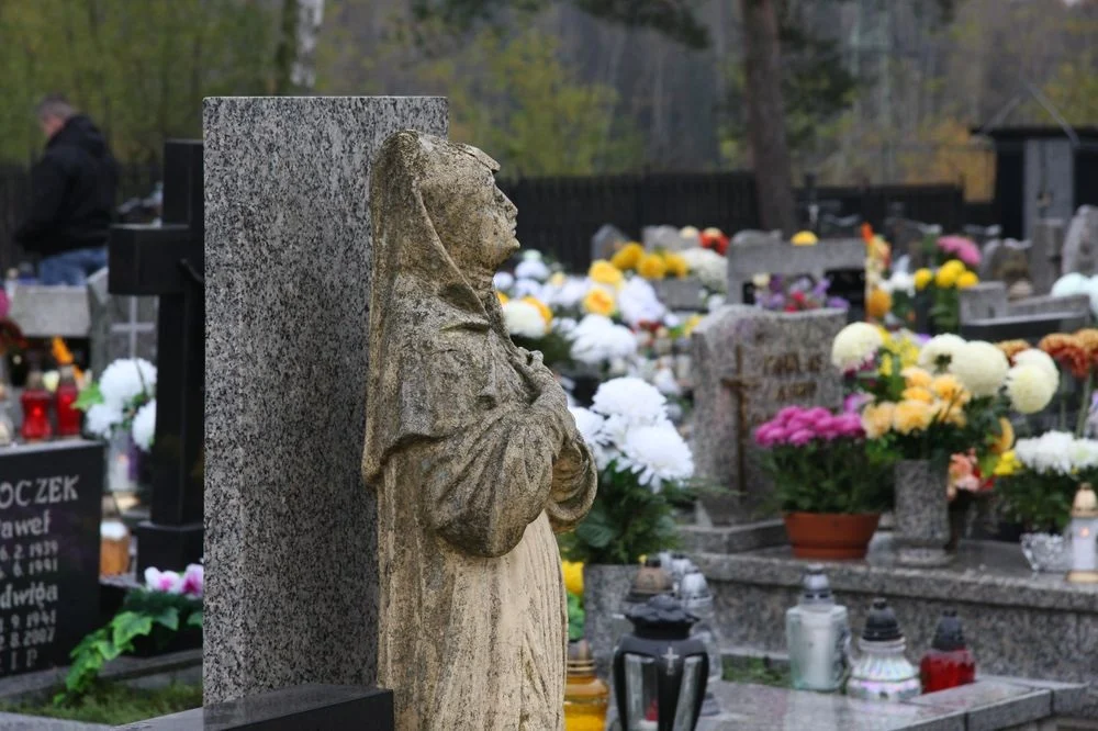 Dzisiaj obchodzimy Dzień Wszystkich Świętych. Na cmentarzach zapłonęło tysiące zniczy