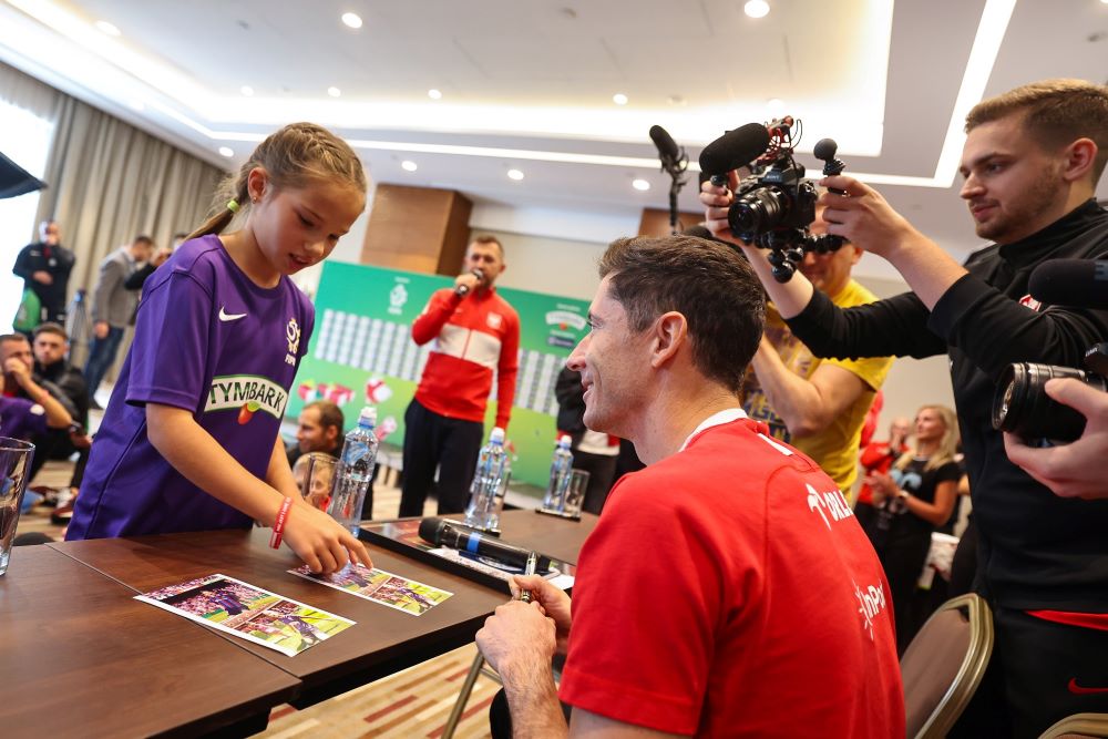 Rezolutna chorzowianka zadaje pytania Robertowi Lewandowskiemu! Zobacz nagranie!