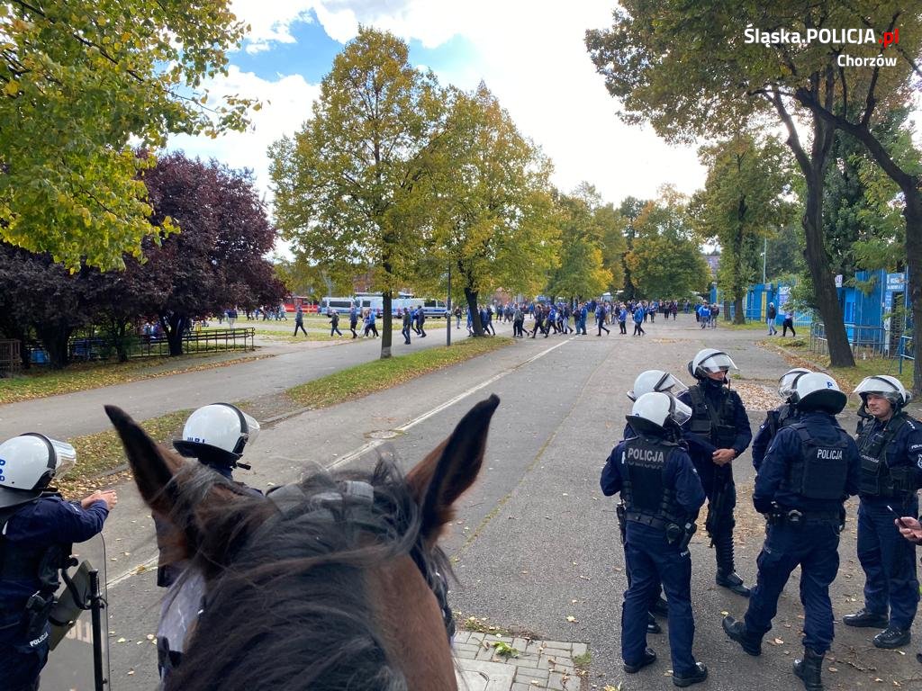 Policjanci zabezpieczali mecz na stadionie przy ul. Cichej