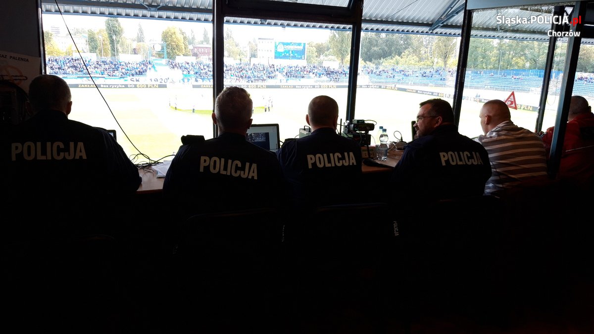 Policjanci zabezpieczali mecz na stadionie przy ul. Cichej