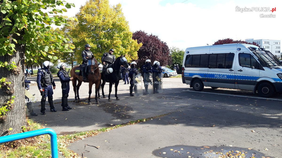 Policjanci zabezpieczali mecz na stadionie przy ul. Cichej