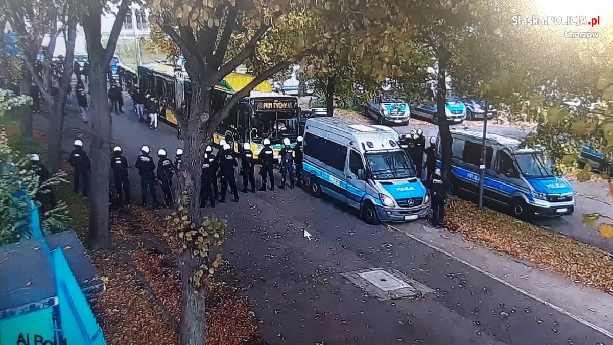 Policjanci zabezpieczali mecz na stadionie przy ul. Cichej