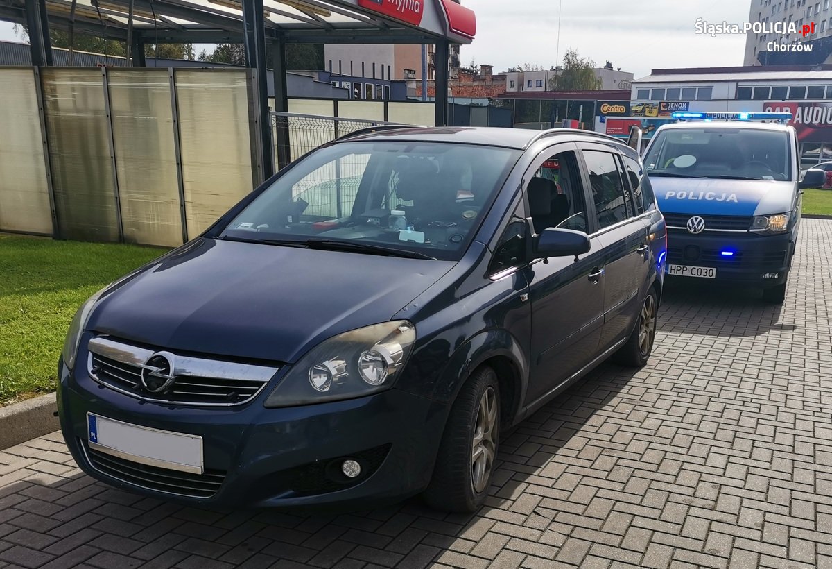 52-latek chciał przejechać na czerwonym świetle. W samochodzie miał alkohol bez akcyzy