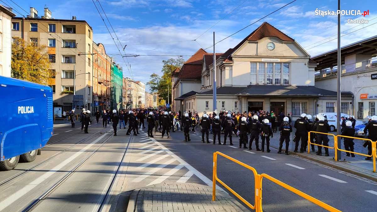 Ruch Chorzów zmierzył się z Arką Gdynią. Policjanci zabezpieczyli niedzielny mecz
