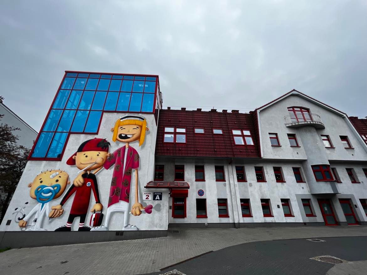 W Chorzowie powstał wyjątkowy mural. Ma umilić czas najmłodszym [ZDJĘCIA]