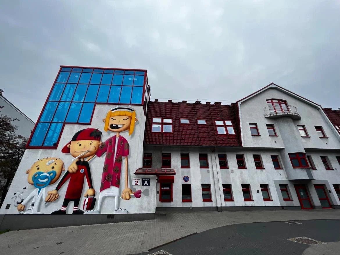 W Chorzowie powstał wyjątkowy mural. Ma umilić czas najmłodszym [ZDJĘCIA]