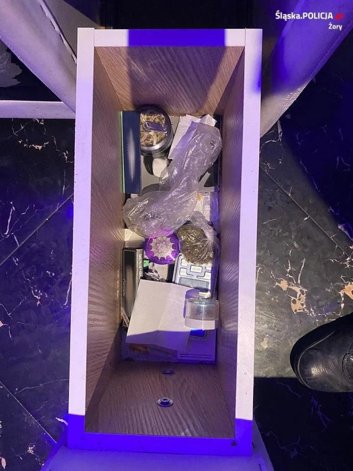 Wpadła z narkotykami podczas interwencji / fot. KMP Żory 1