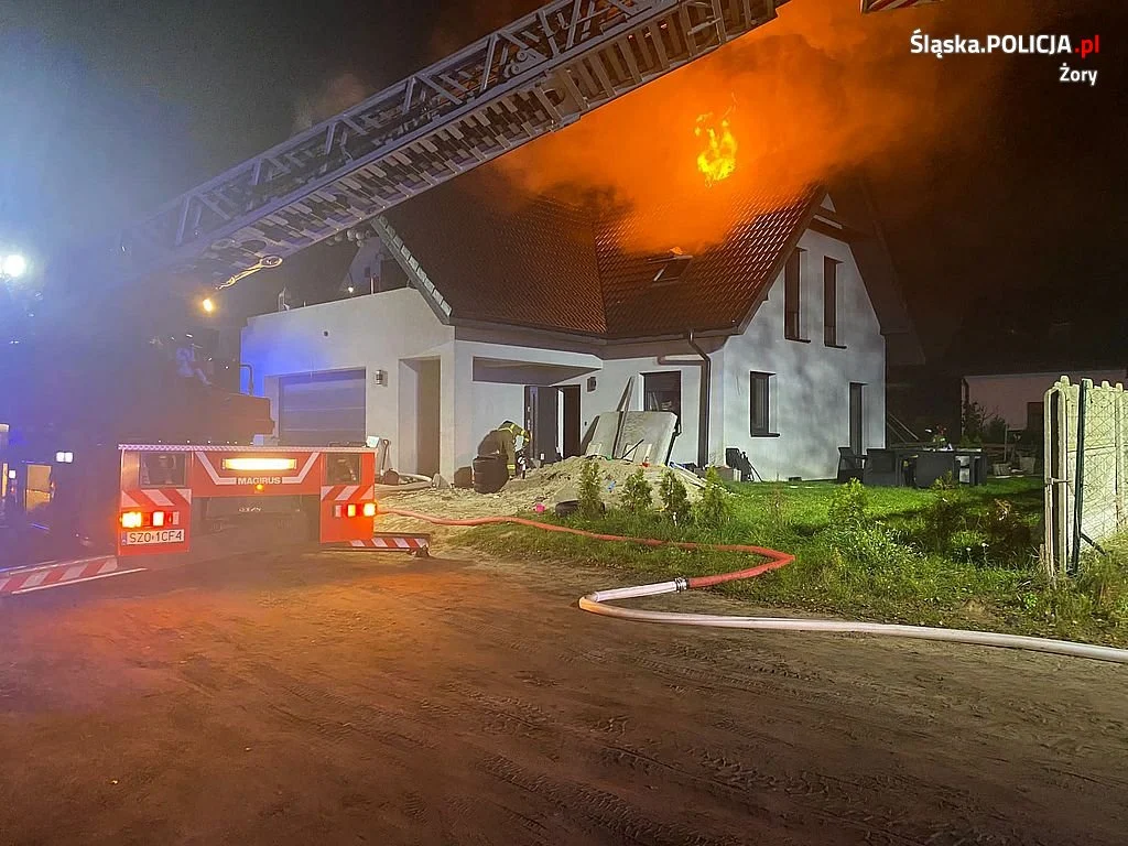 Pożar budynku jednorodzinnego przy ul. Tęczowej. W domu przebywały dwie osoby!