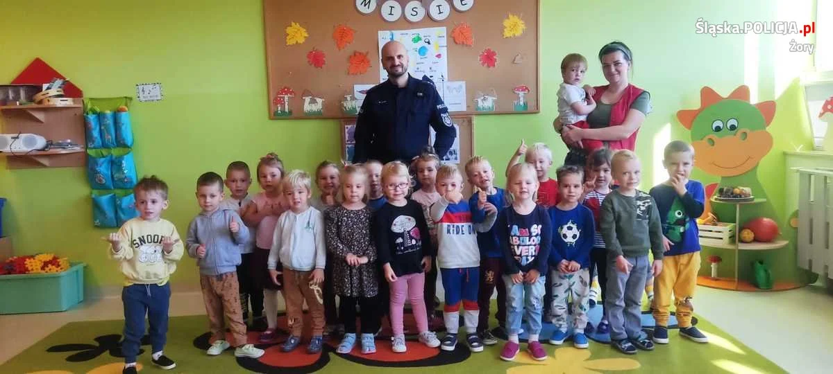 Mundurowy spotkał się z dziećmi z żorskiego przedszkola