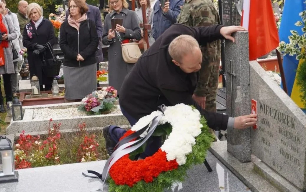 Grób powstańca śląskiego sierż. Bolesława Wieczorka odznaczony znakiem „Tobie Polsko”