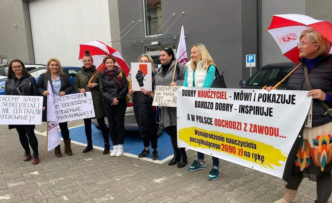 Pikieta przed MOK podczas wizyty Czarnka. Minister nie porozmawiał z protestującymi