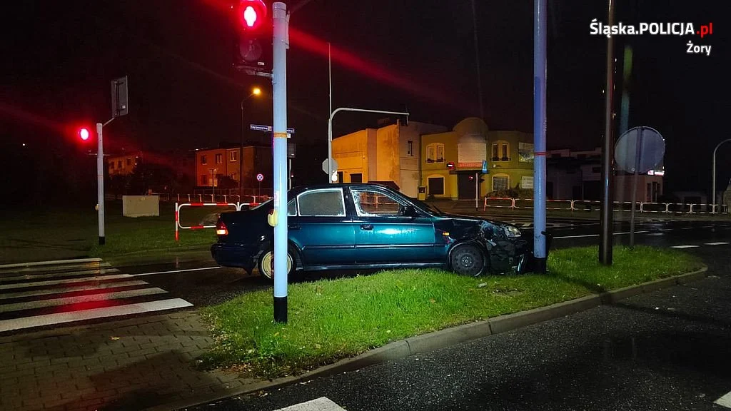 Pijany 53-latek wjechał w latarnię i ukrył się w zaroślach 2