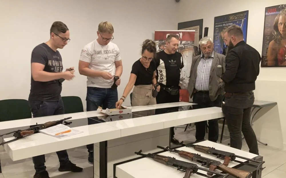 Pracownicy magistratu biorą udział w treningach strzeleckich