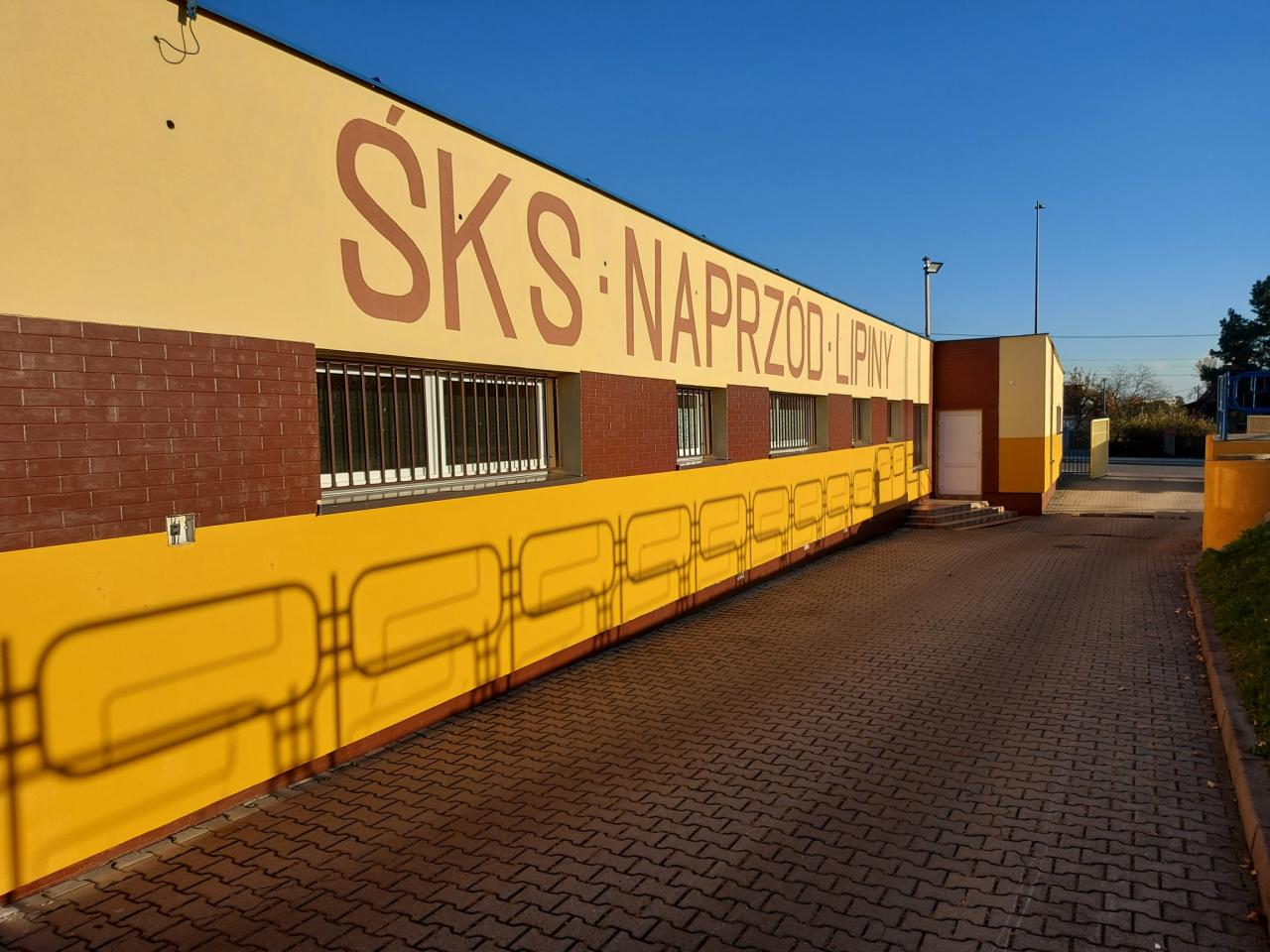 Budynek ŚKS Naprzód Lipiny wypiękniał. Zakończono remont / fot. OSiR "Skałka" 1