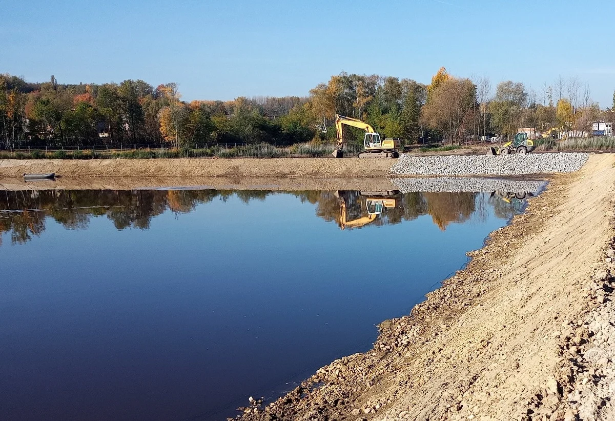 Przestrzeń sportowo-rekreacyjna już za rok? Aktualny postęp prac na stawie Kalina