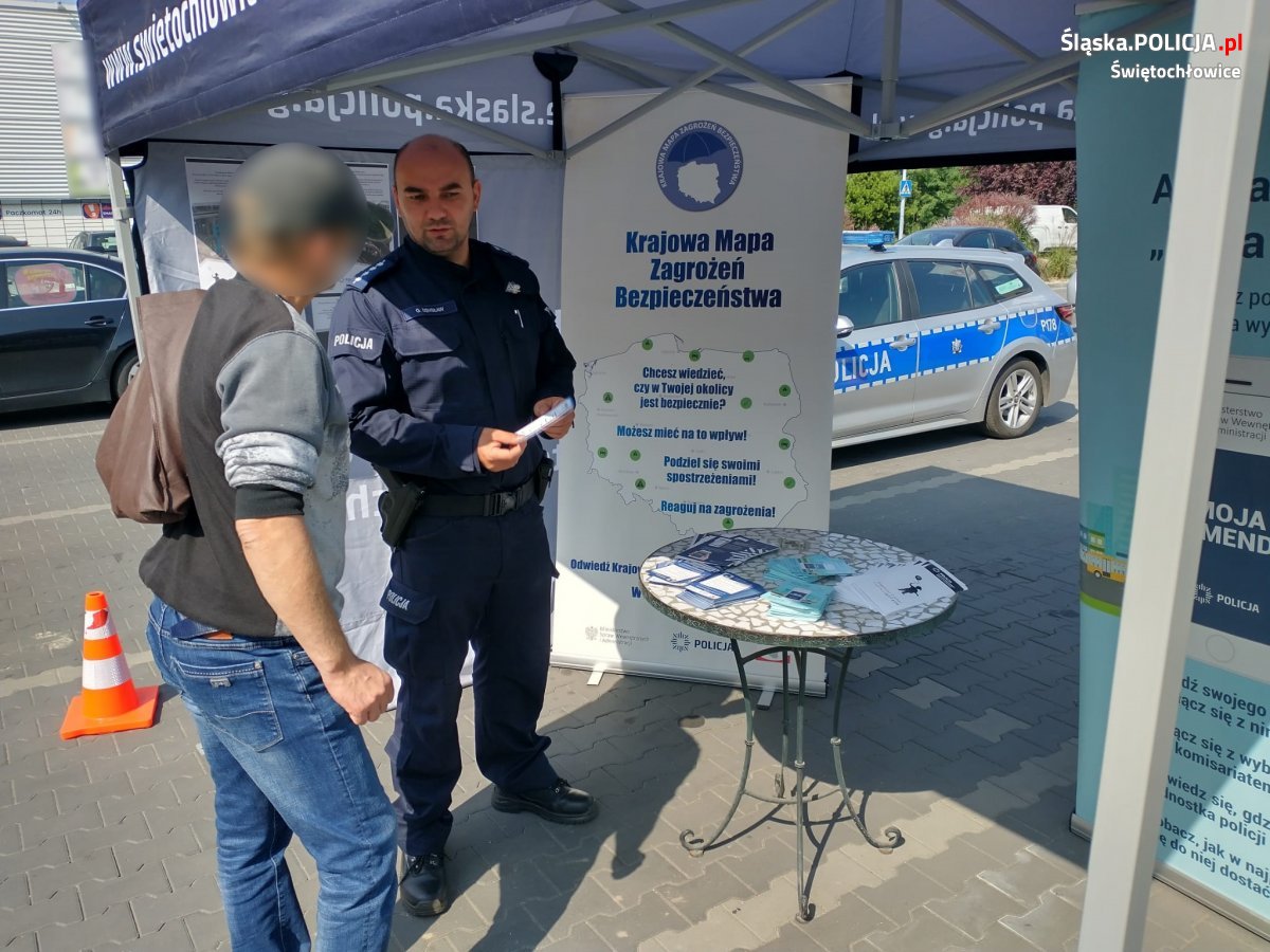 Policjanci promowali policyjne aplikacje