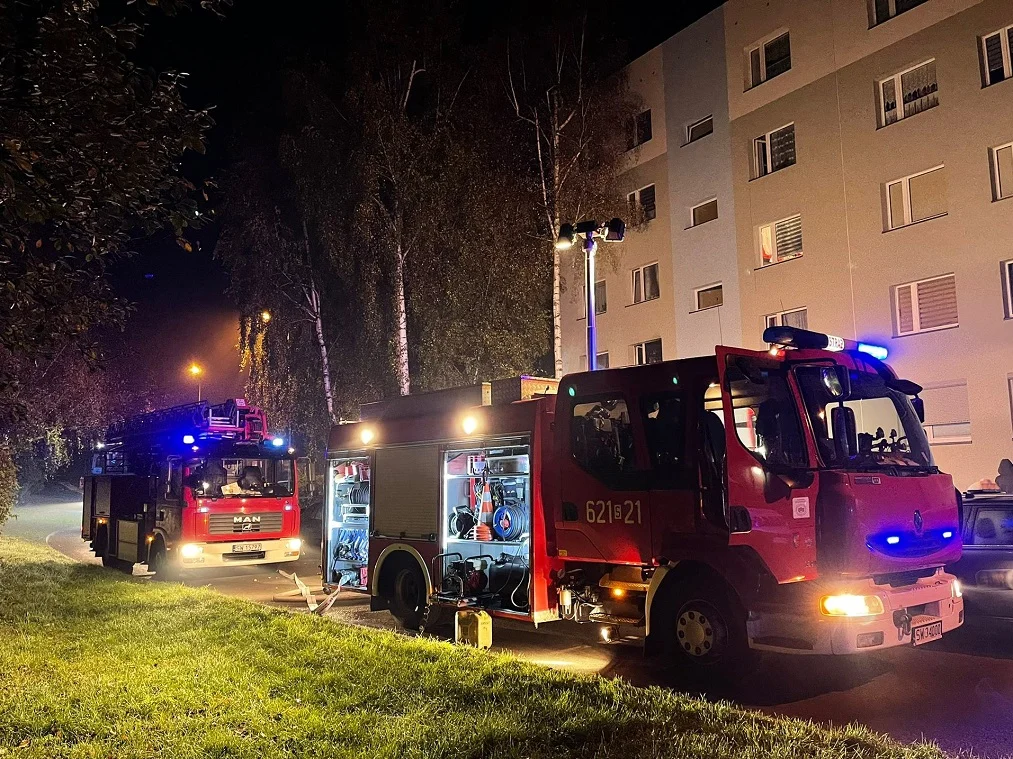 Nocny pożar w mieszkaniu przy ul. Jodłowej. Ewakuowano 17 osób!