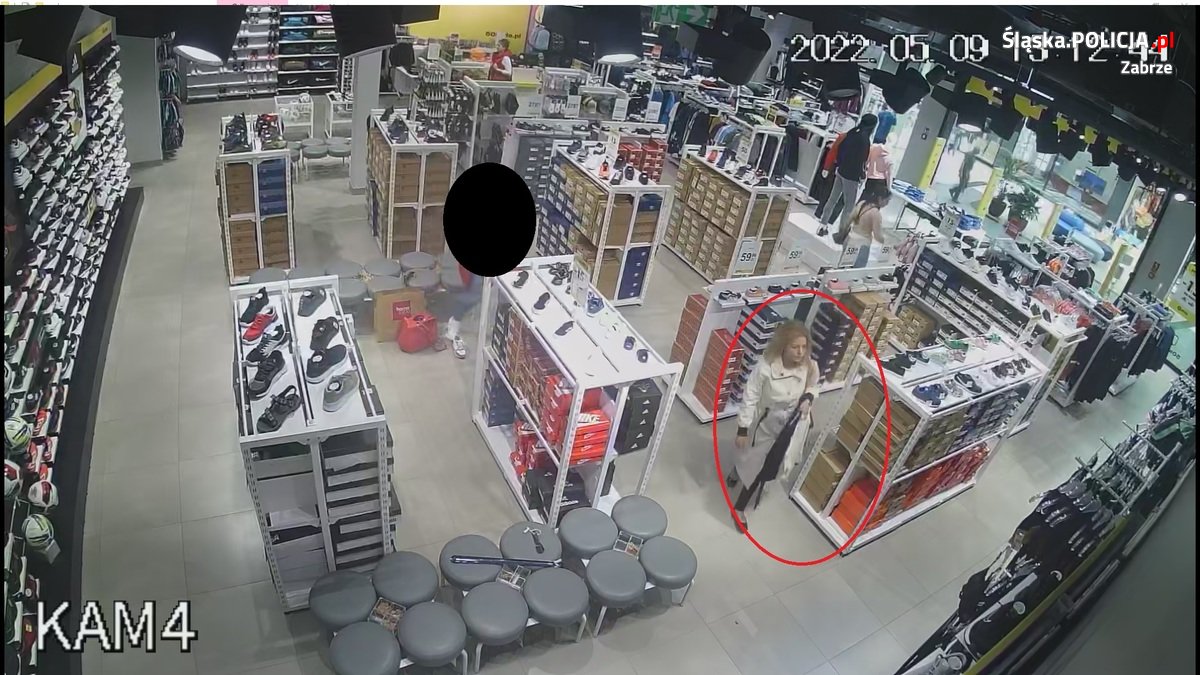 Kradzież portfela w centrum handlowym. Rozpoznajesz osoby podejrzewane? [FILM]