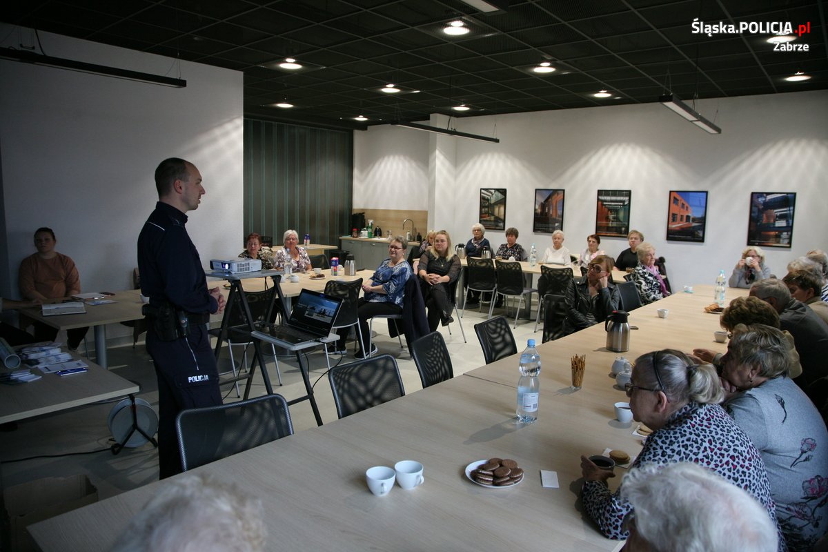 Policjanci rozmawiali z seniorami o bezpieczeństwie