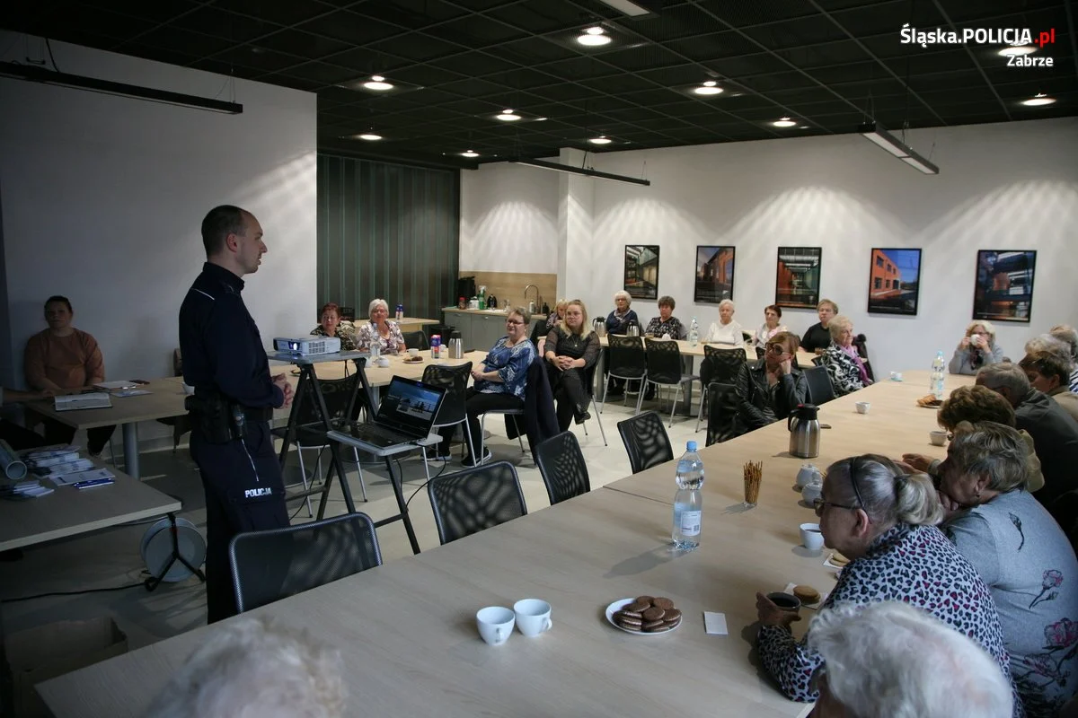Policjanci rozmawiali z seniorami o bezpieczeństwie