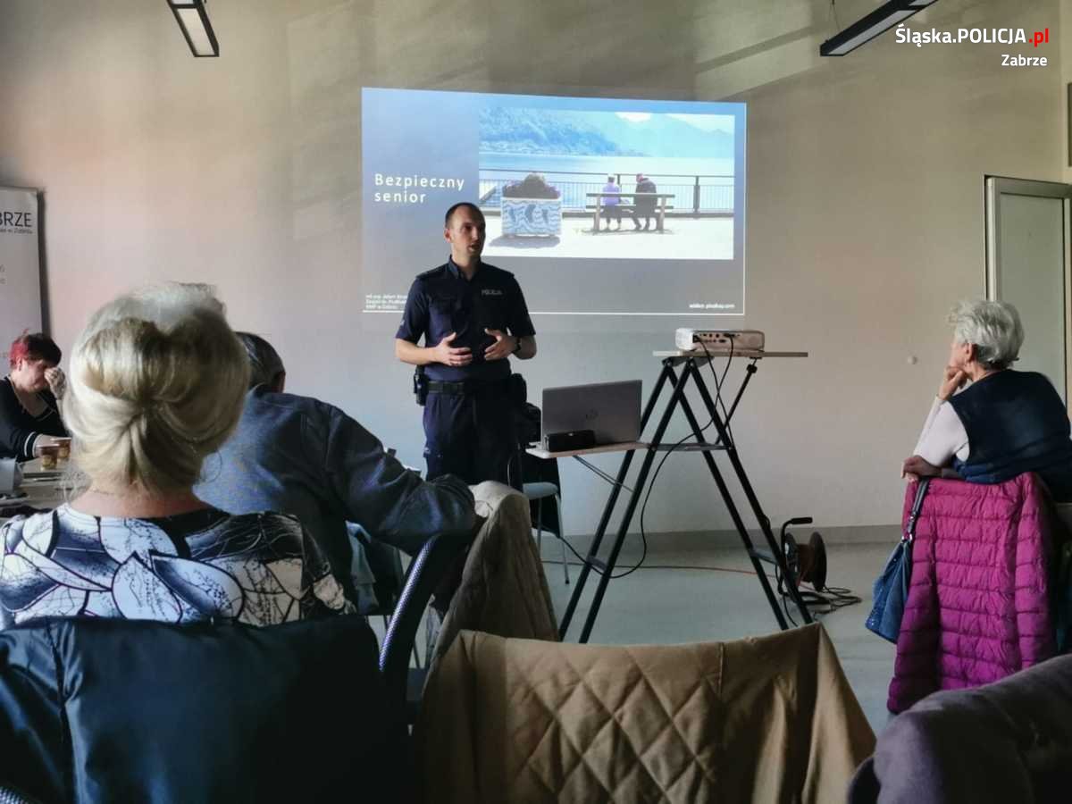 Policjanci na "Dniu Seniora" w Centrum Usług Społecznych