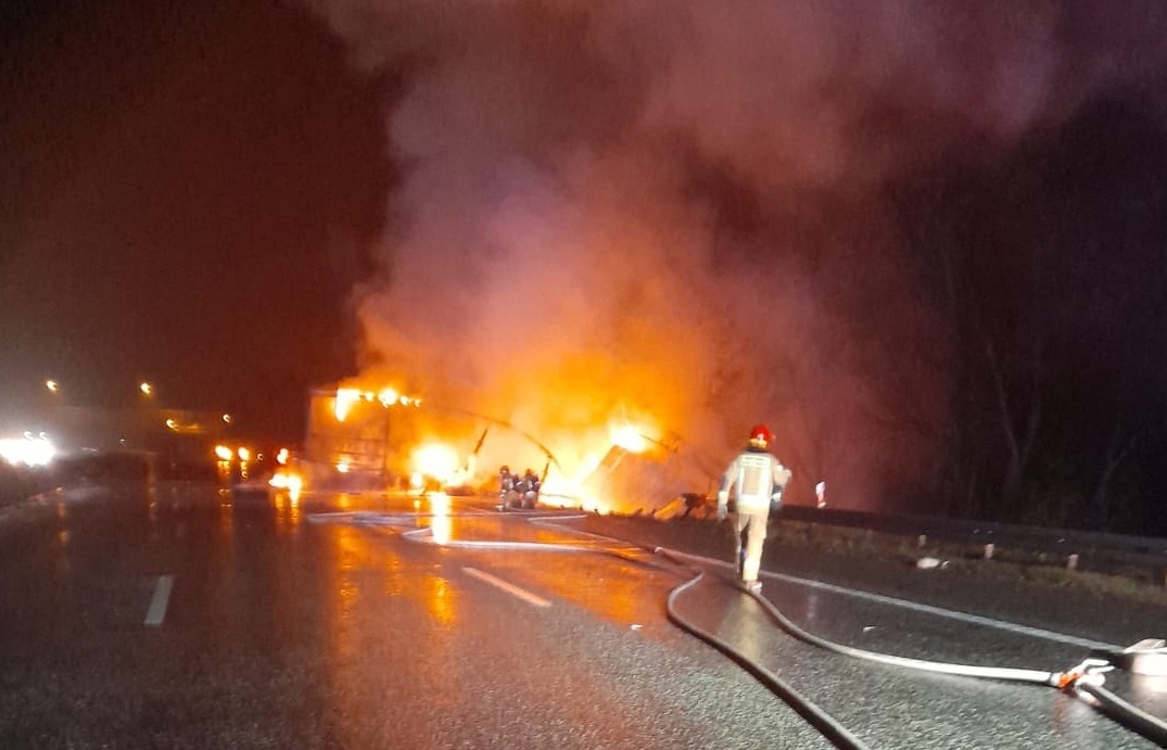 [FOTO] Śmiertelny wypadek na autostradzie A4. Nie żyje kierowca ciężarówki
