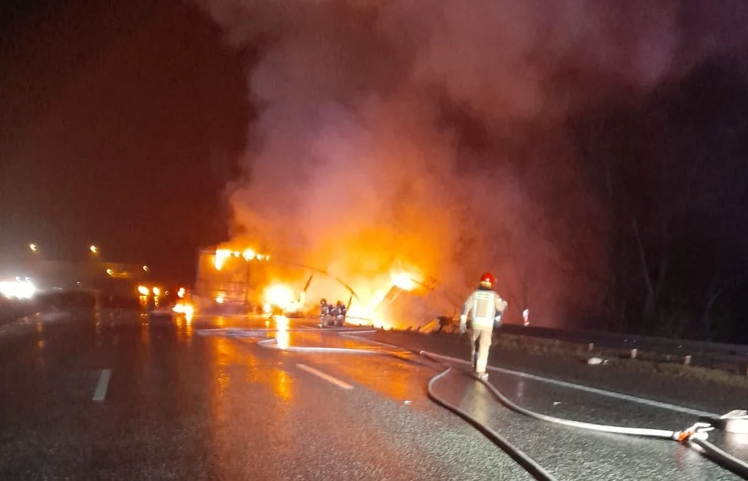 [FOTO] Śmiertelny wypadek na autostradzie A4. Nie żyje kierowca ciężarówki