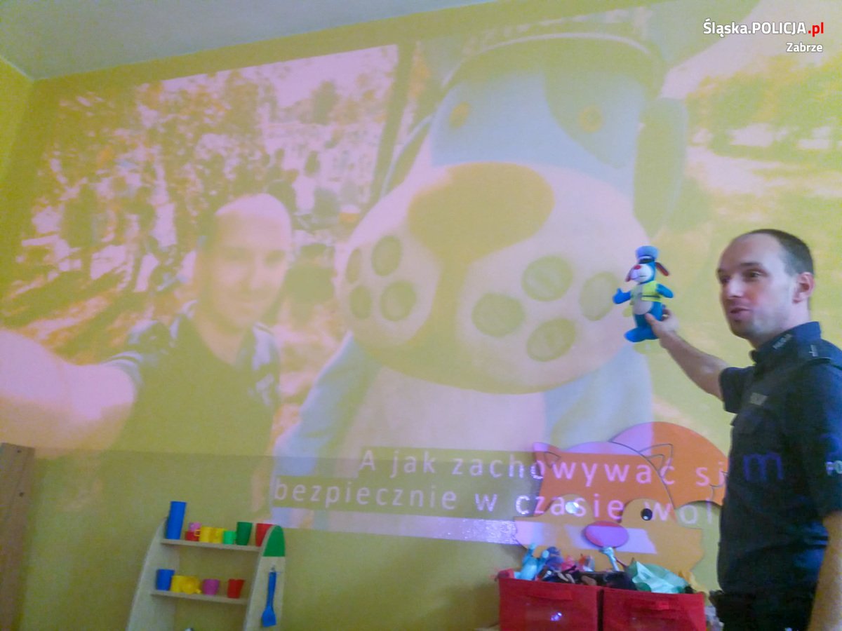 Spotkanie policjanta z przedszkolakami