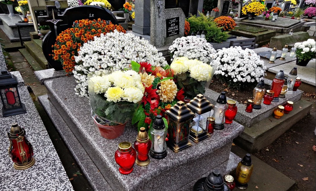 Zabrzańska parafia prosi o zachowanie umiaru w przystrajaniu grobów. Powód? Tony odpadów!