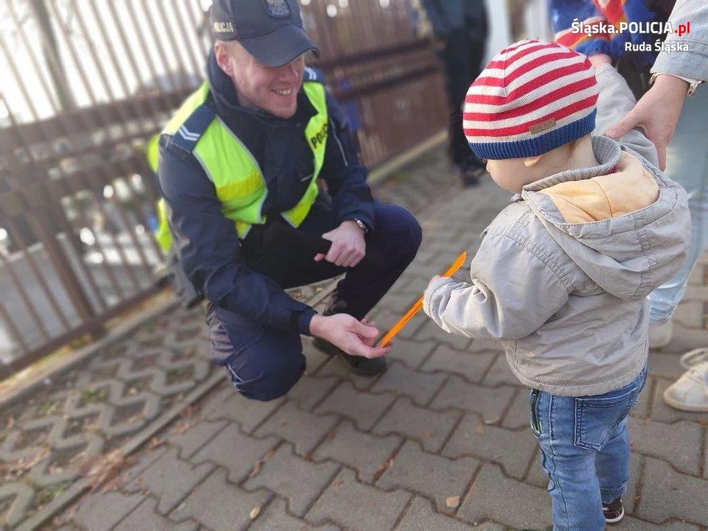 Dzielnicowi z Halemby rozdawali odblaski przy cmentarzach