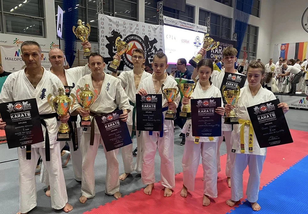 Zawodnicy Rudzkiego Klubu Kyokushin Karate z workiem medali