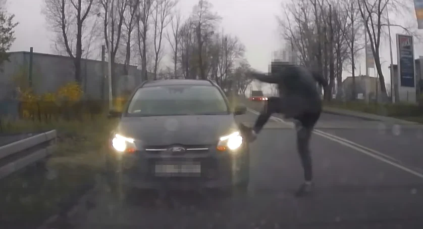 Nietypowe zdarzenie na ul. Zabrzańskiej. Spowodował kolizję i... skopał samochód [FILM]