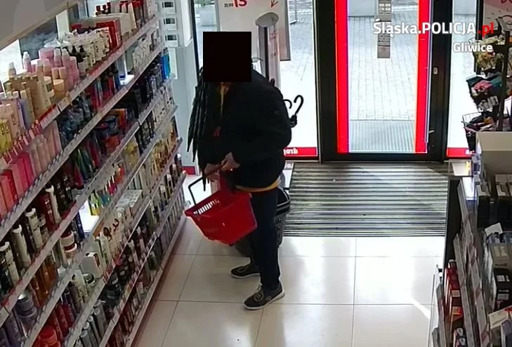 Policjanci nawołują do zgłoszenia się na komisariat. Poznajesz się na tym zdjęciu?