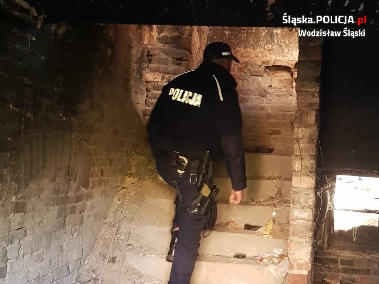 Wodzisławska Policja apeluje: reagujmy widząc osobę narażoną na wychłodzenie organizmu!